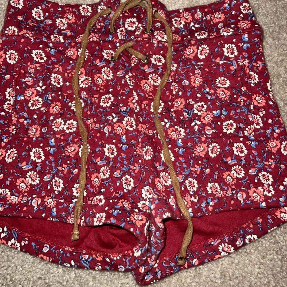 Hollister Red, Pink & Blue Floral High Waist shorts size XS - Picture 5 of 10